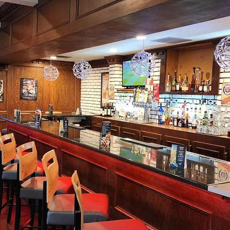 Days Inn & Suites By Wyndham Roseville/Detroit Area Екстериор снимка