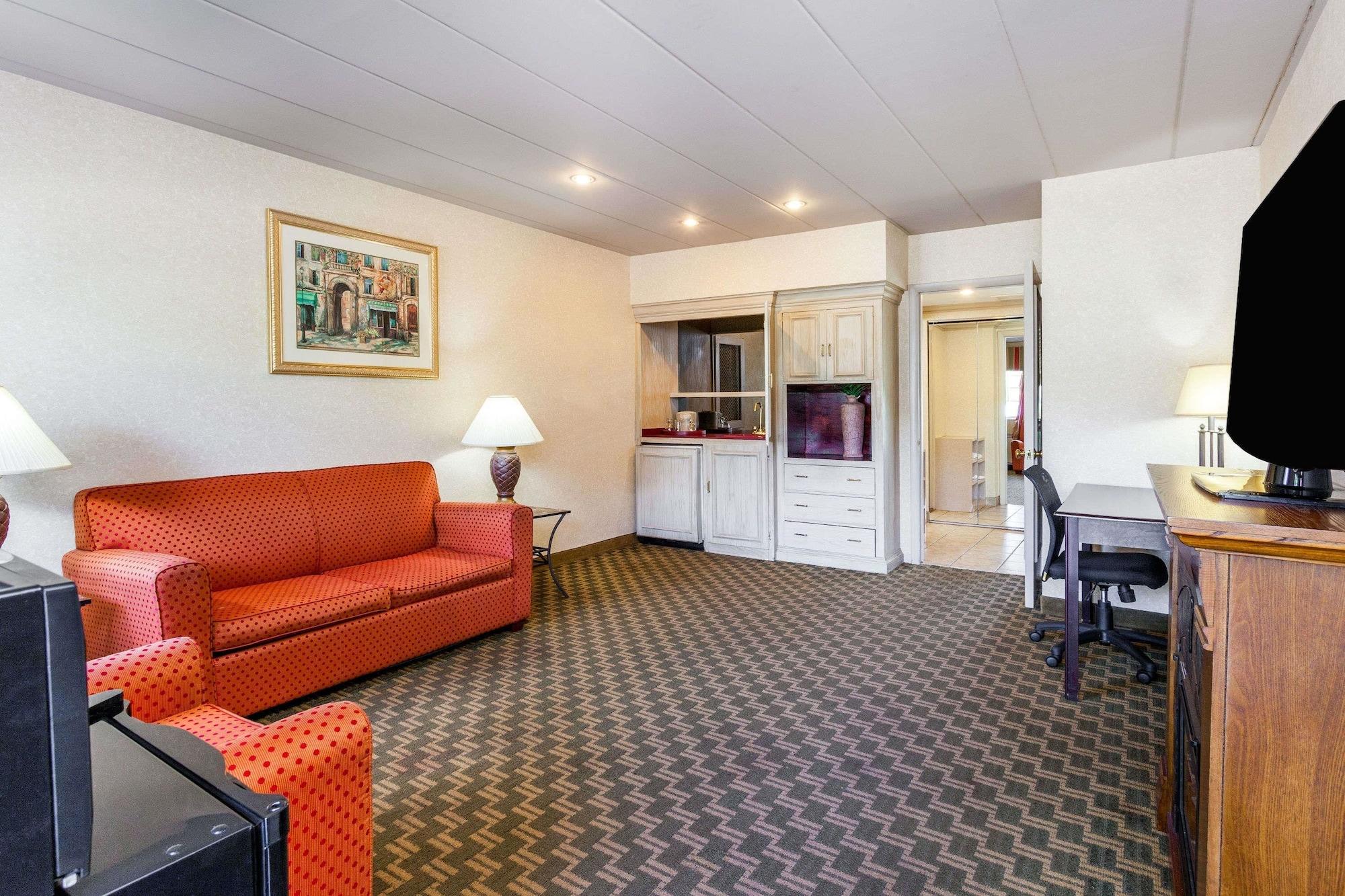 Days Inn & Suites By Wyndham Roseville/Detroit Area Екстериор снимка