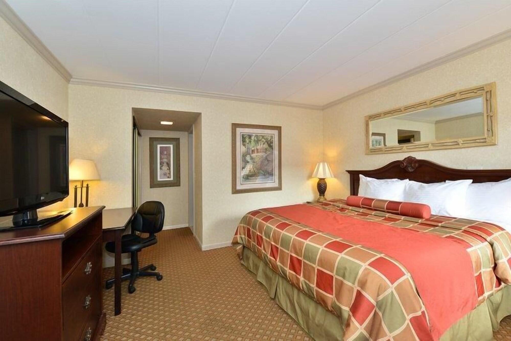 Days Inn & Suites By Wyndham Roseville/Detroit Area Екстериор снимка