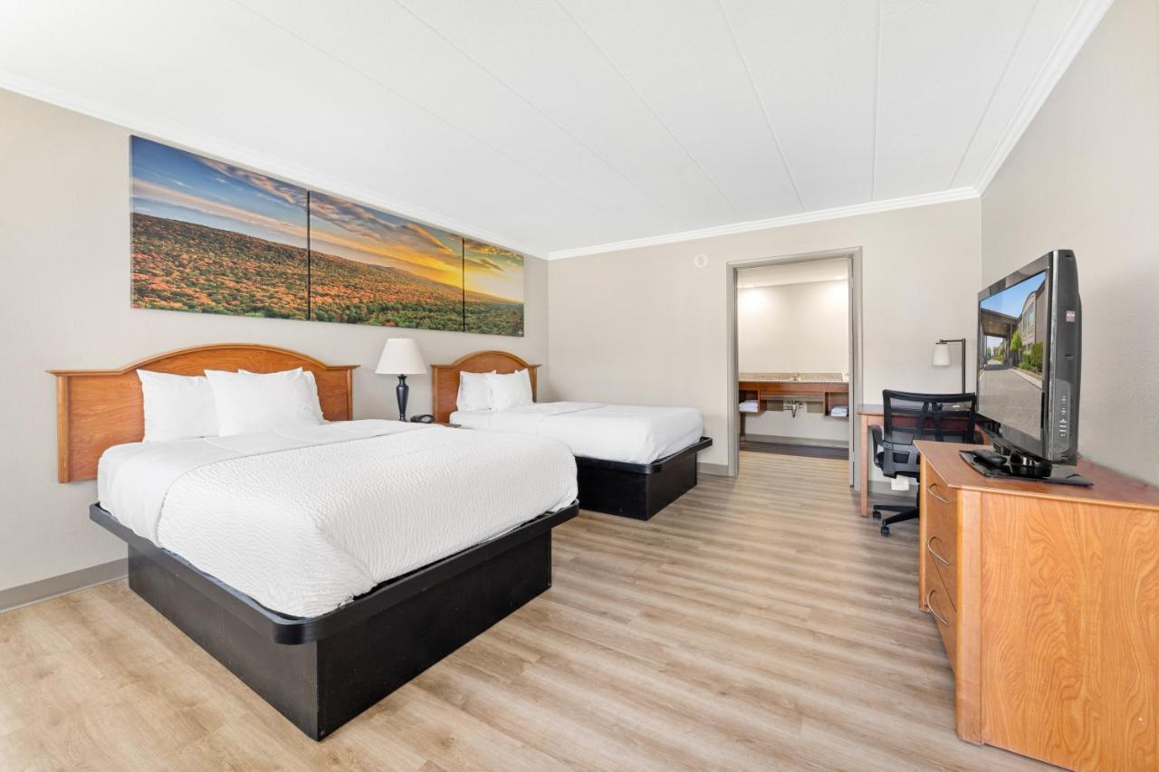 Days Inn & Suites By Wyndham Roseville/Detroit Area Екстериор снимка