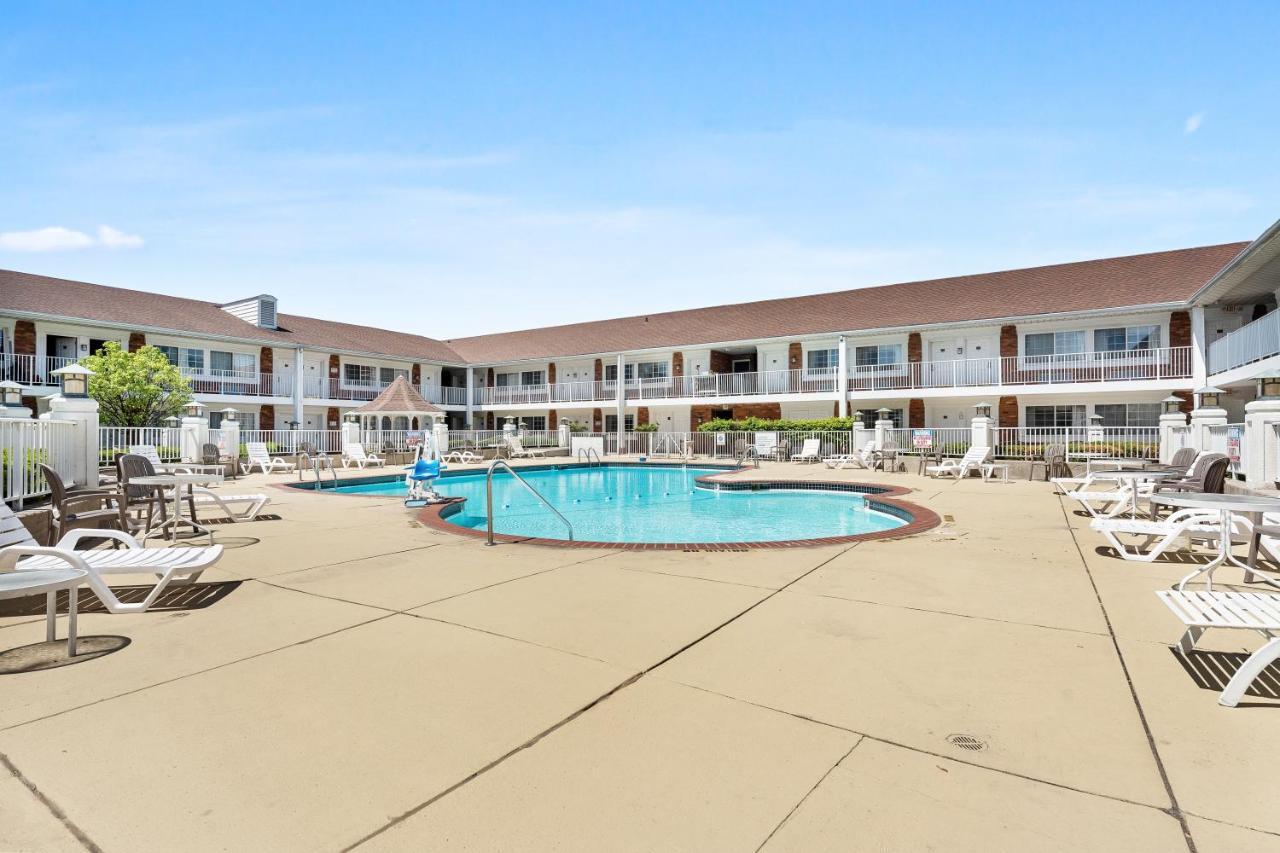 Days Inn & Suites By Wyndham Roseville/Detroit Area Екстериор снимка