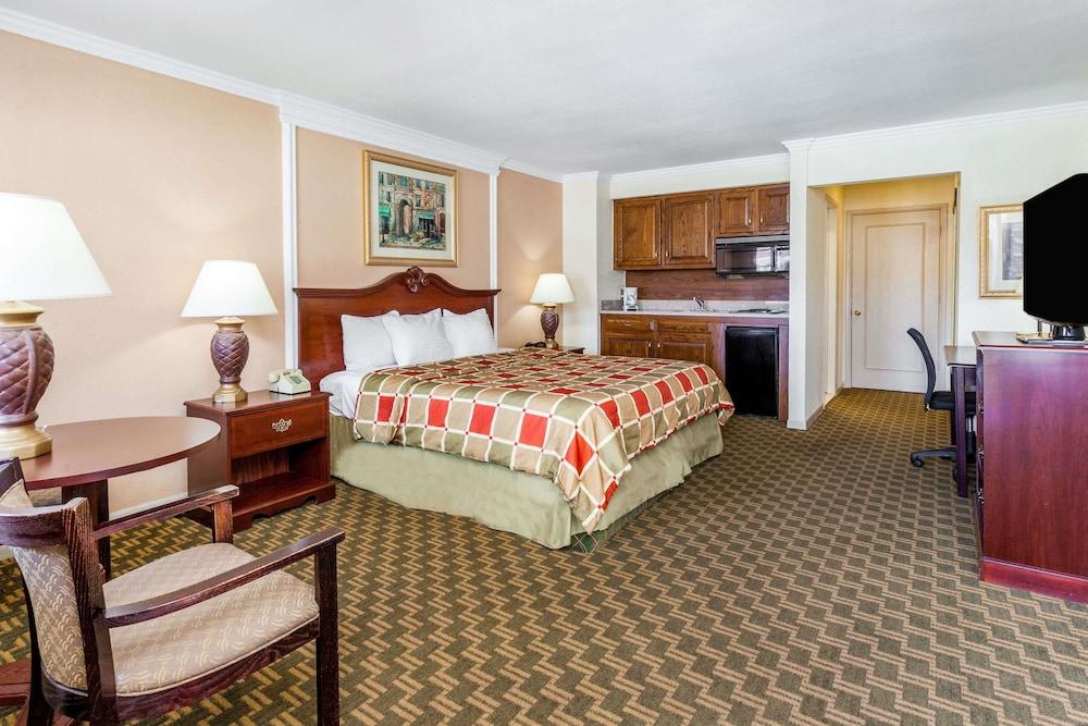 Days Inn & Suites By Wyndham Roseville/Detroit Area Екстериор снимка