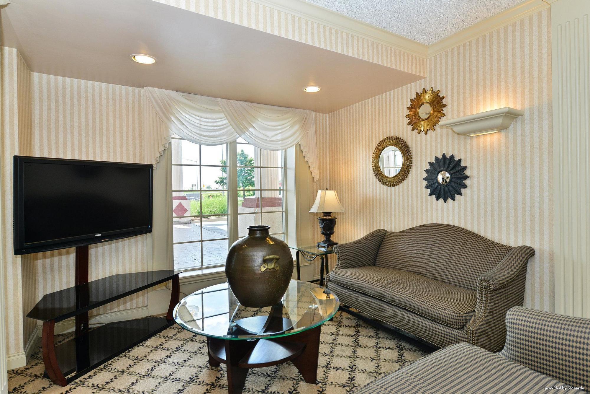 Days Inn & Suites By Wyndham Roseville/Detroit Area Екстериор снимка