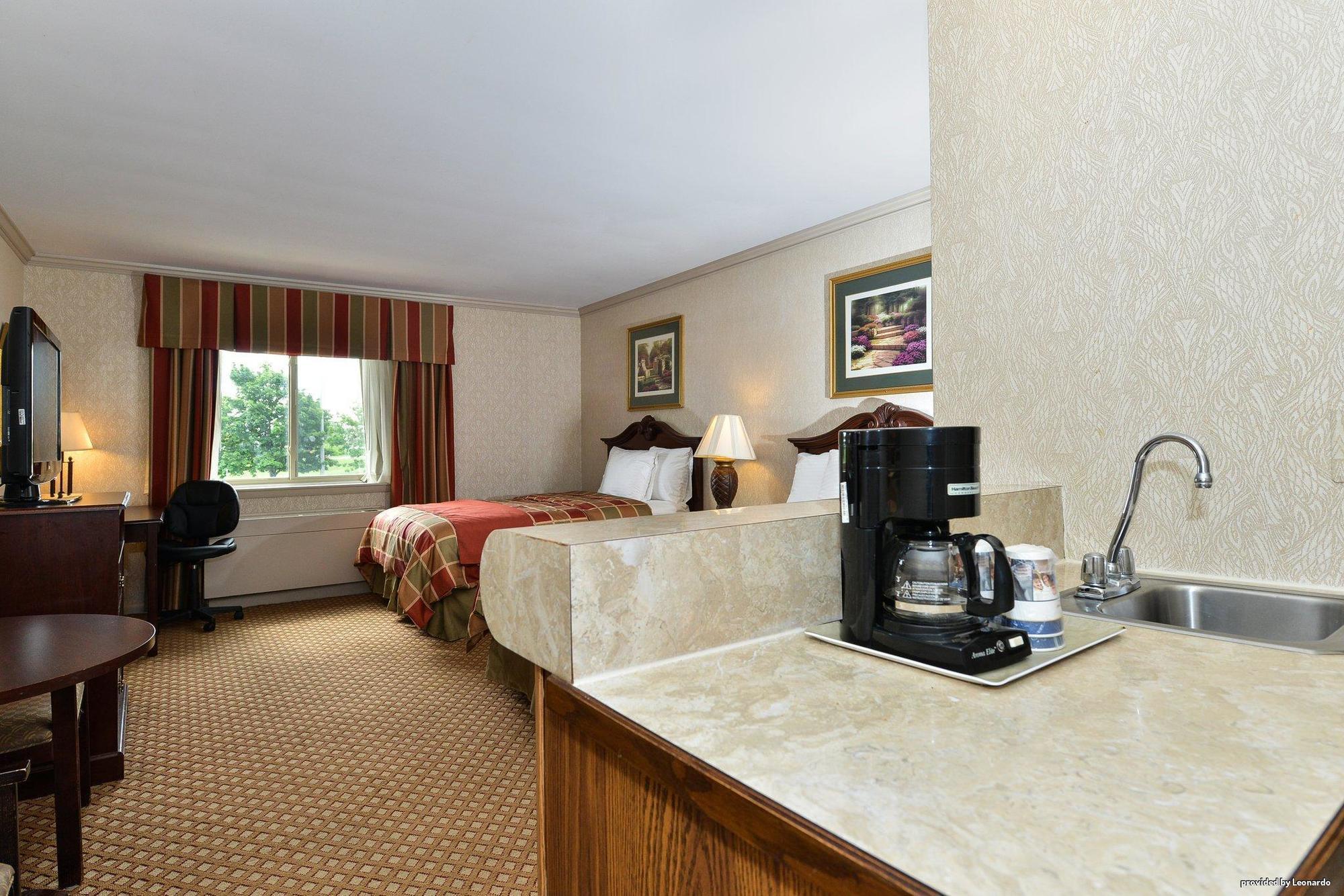 Days Inn & Suites By Wyndham Roseville/Detroit Area Екстериор снимка