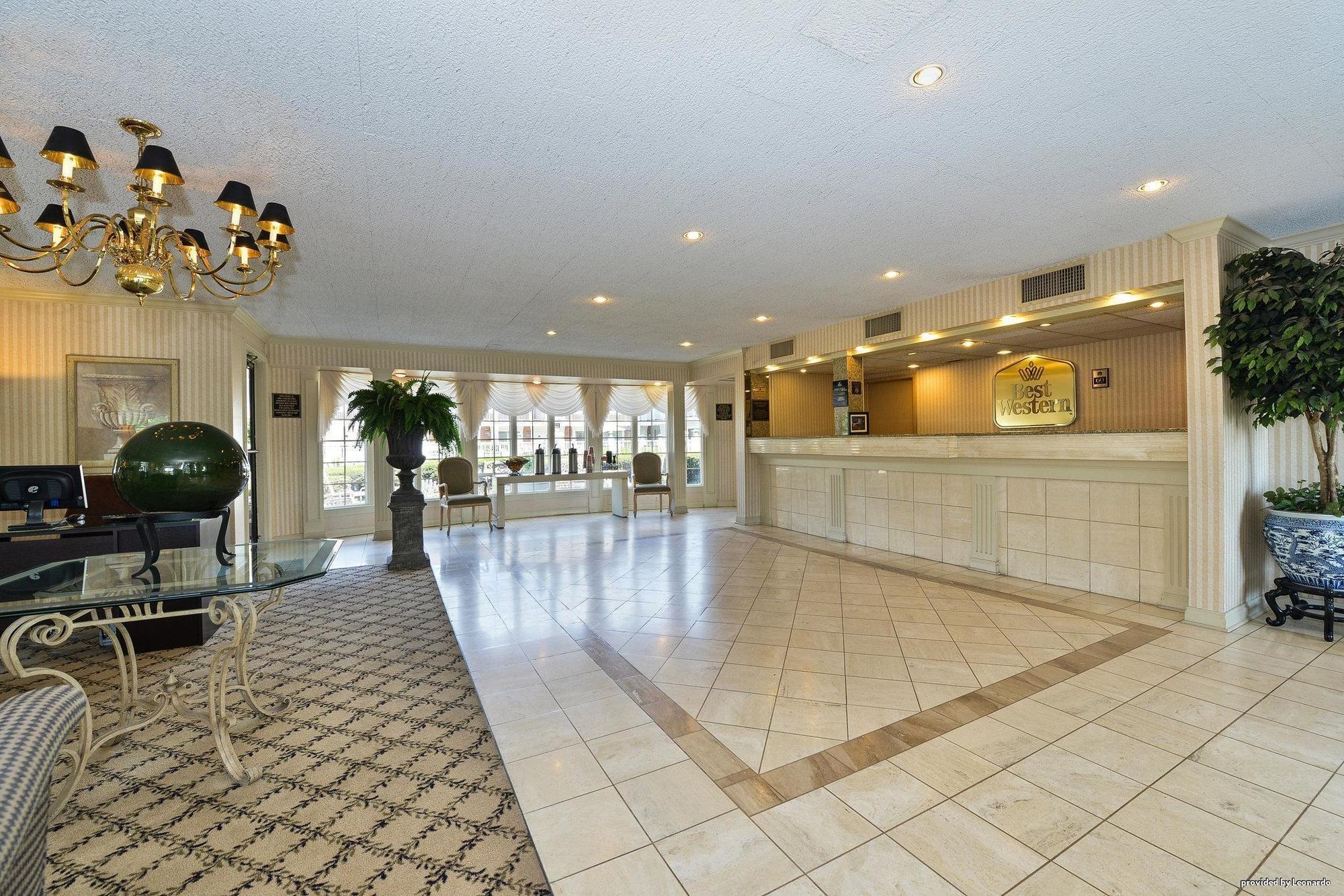 Days Inn & Suites By Wyndham Roseville/Detroit Area Екстериор снимка
