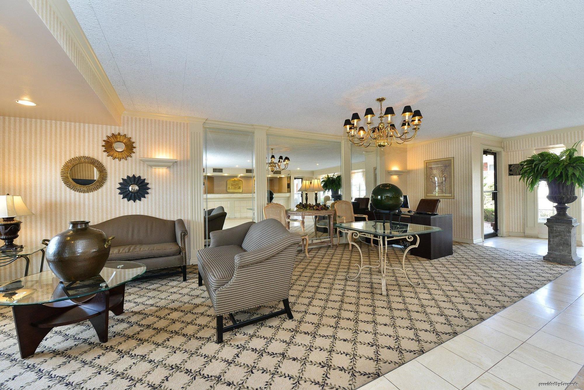 Days Inn & Suites By Wyndham Roseville/Detroit Area Екстериор снимка