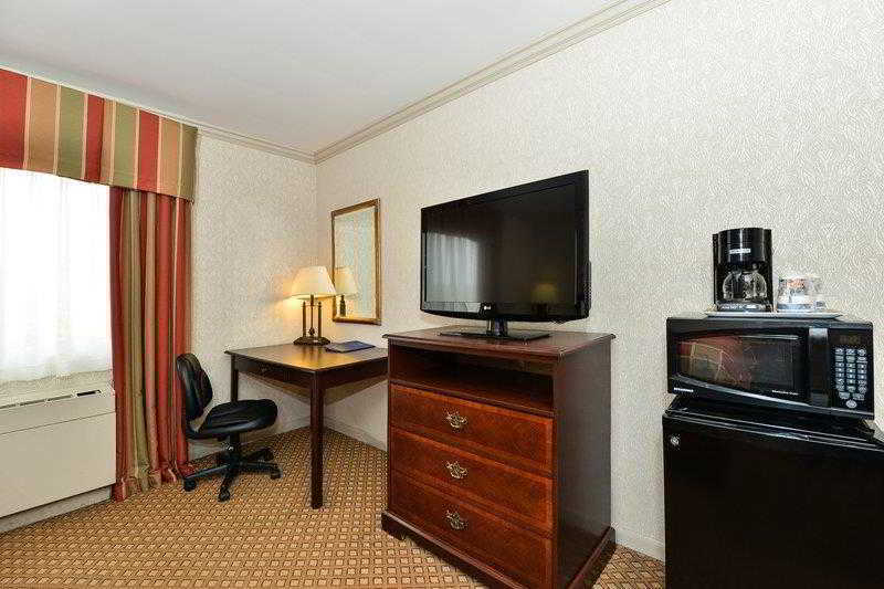 Days Inn & Suites By Wyndham Roseville/Detroit Area Екстериор снимка