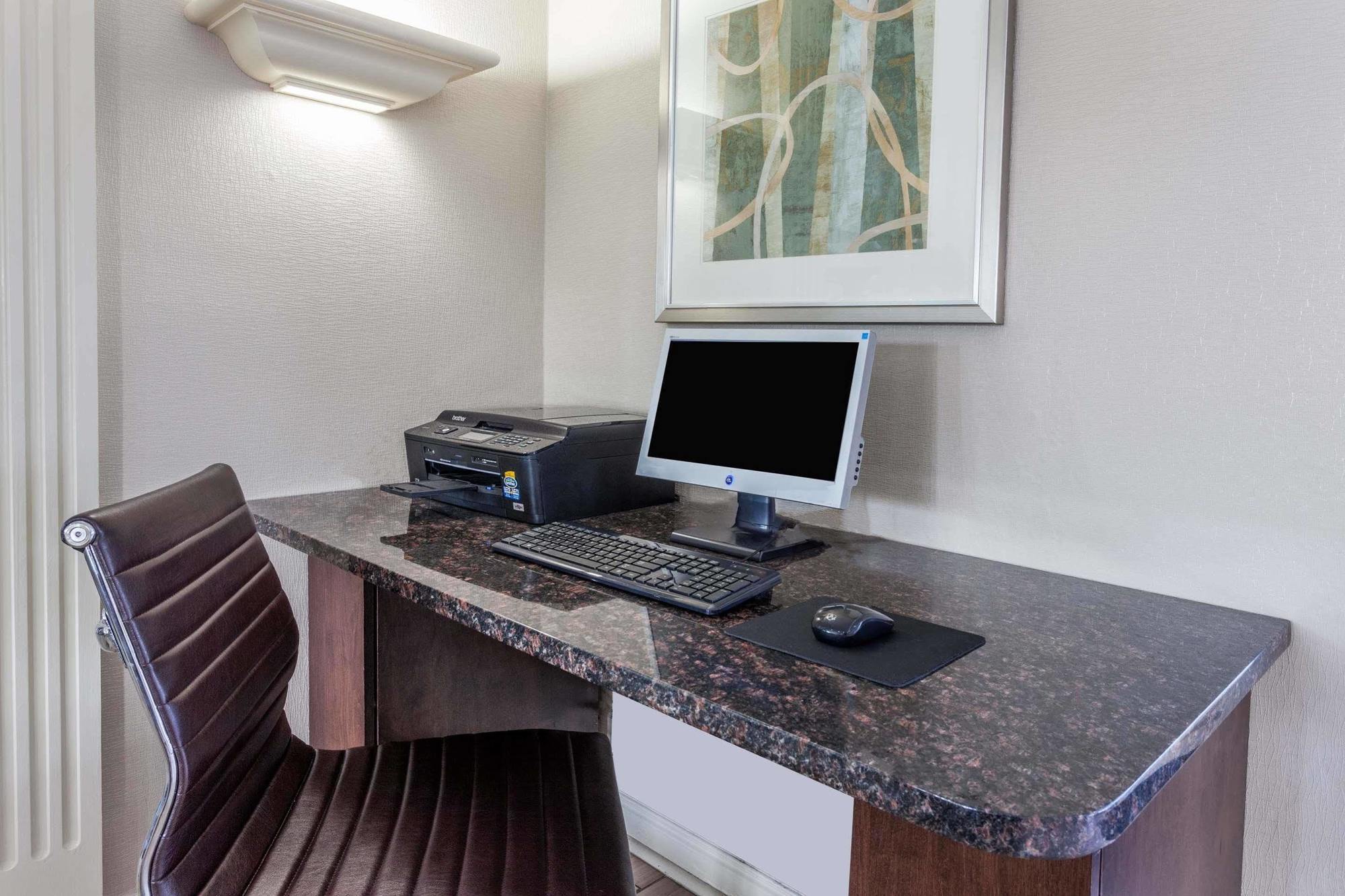 Days Inn & Suites By Wyndham Roseville/Detroit Area Екстериор снимка