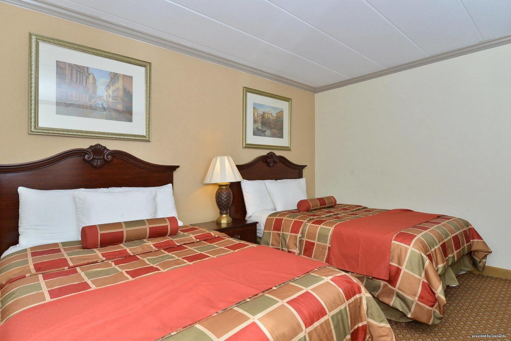 Days Inn & Suites By Wyndham Roseville/Detroit Area Екстериор снимка