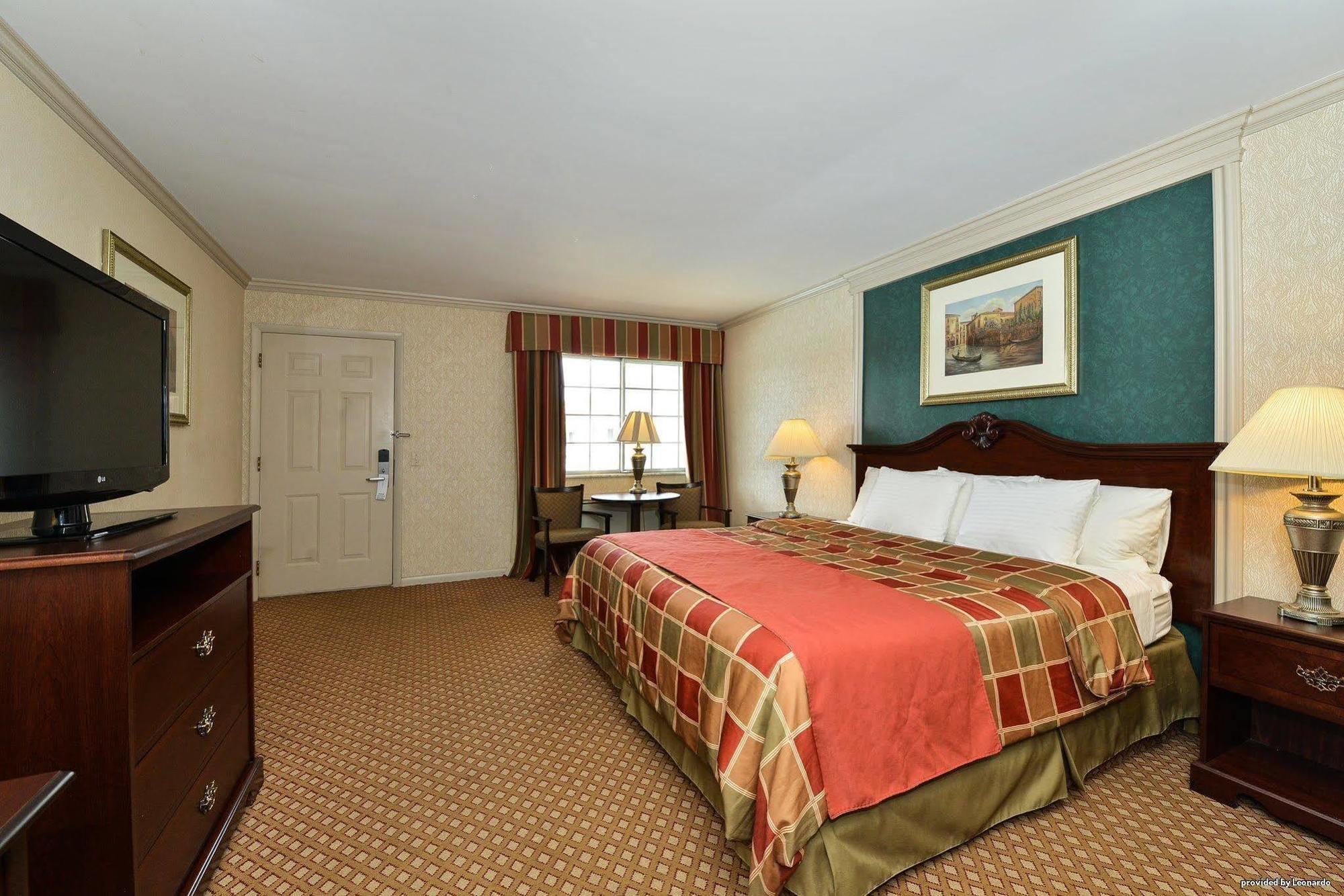 Days Inn & Suites By Wyndham Roseville/Detroit Area Екстериор снимка