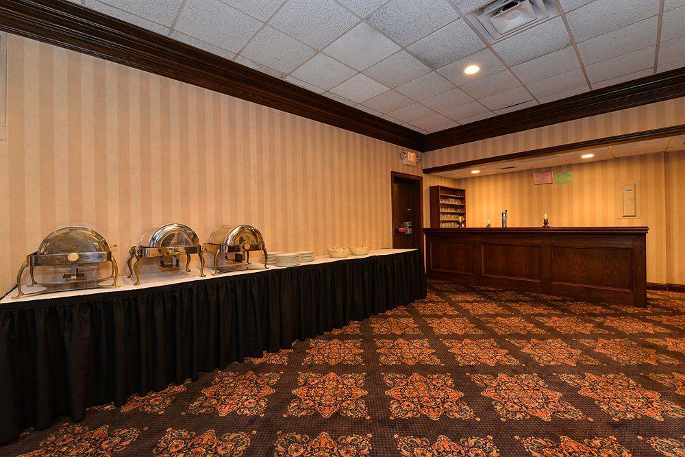 Days Inn & Suites By Wyndham Roseville/Detroit Area Екстериор снимка
