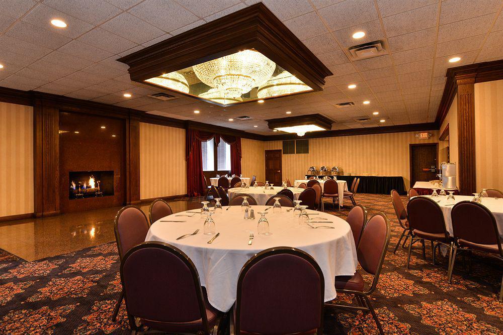 Days Inn & Suites By Wyndham Roseville/Detroit Area Екстериор снимка